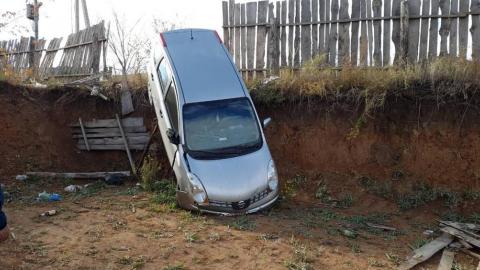Автоледи из Оренбурга съехала в котлован в поселке Аэропорт