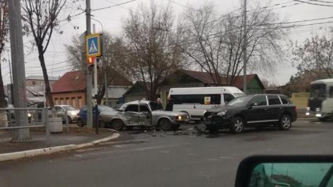 В центре Оренбурга столкнулись Porsche и «Волга»