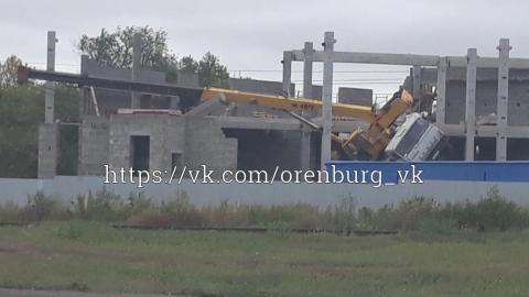 В Оренбурге на Шарлыкском шоссе рухнул башенный кран