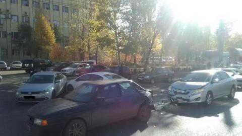Рядом с пригородным автовокзалом столкнулись 4 автомобиля