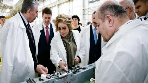 Валентина Матвиенко и Игорь Комаров побывали в цехах ПО «Стрела»