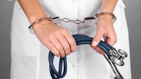 Врача из Медногорска обвиняют в неоказании помощи пациентам
