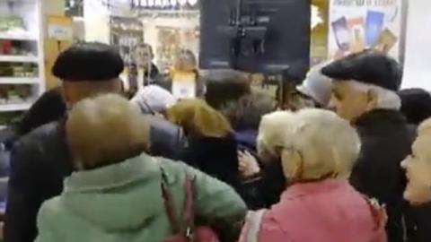 Без очереди: оренбуржцы устроили потасовку из-за сушилок для белья