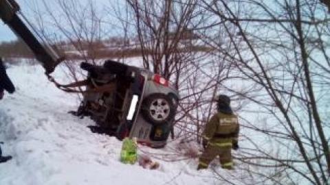 В Бугурусланском районе спасатели МЧС вытаскивали пассажира из перевернувшейся «Нивы»