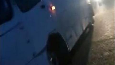 В Акбулакском районе спасли 23 замерзающих в автобусе человека