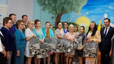 Появившимся на свет в Покров день малышам подарили пуховые платки 