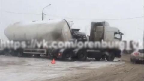 На Загородном шоссе автоцистерна столкнулась с иномаркой