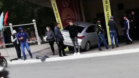 В Оренбурге автомобиль Hyundai в резался в здание театра