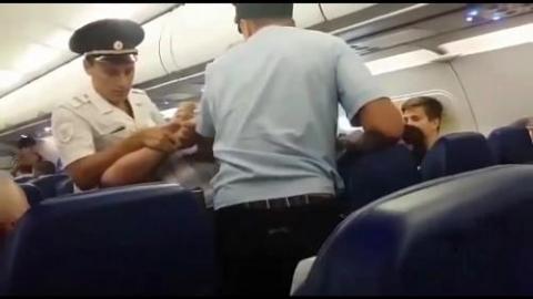 Пассажира из Гая, устроившего дебош в самолёте, арестовали на 15 суток