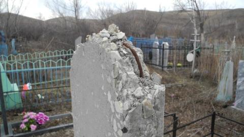 В Кувандыкском городском округе подростки сломали 45 надгробных памятников