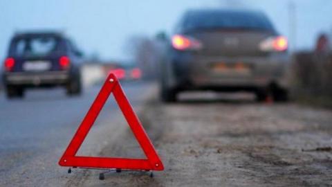 Из-за плохих погодных условий в ДТП под Оренбургом столкнулись три автомобиля