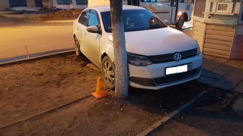 В Оренбурге на пр. Парковом «Фольсксваген» врезался в дерево  