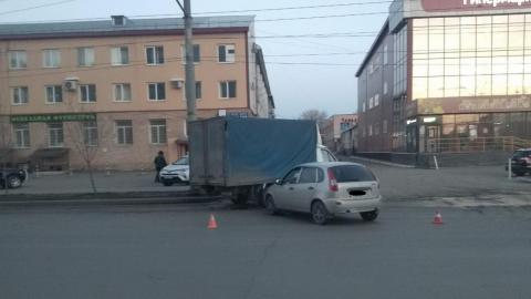 В Оренбурге на проспекте Победы столкнулись «Калина» и грузовая «Газель»
