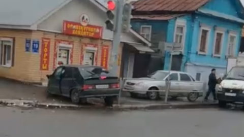 В Оренбурге на перекрестке Советской и Рыбаковской в ДТП попали 3 автомобиля