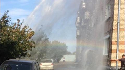 В Оренбурге во дворе пятиэтажки на ул. Томилинской забил фонтан воды