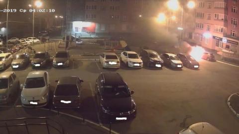 В Оренбурге на ул. Поляничко ночью горела иномарка