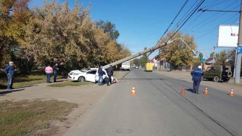 В Оренбурге автоледи не справилась с управлением и врезалась в световую опору