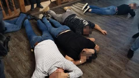 В Оренбурге задержали группу вооруженных людей