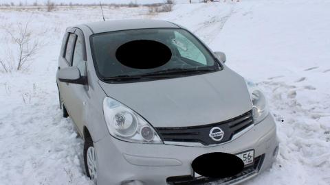 На трассе в районе Новоорска водителя Nissan убило влетевшим в лобовое камнем