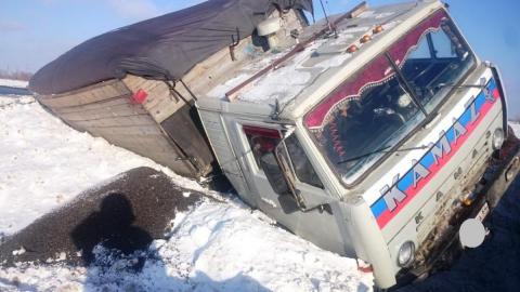 Под Бузулуком полицейские вызволили КАМАЗ, съехавший в кювет