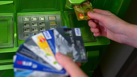 Оренбуржцы стали чаще расплачиваться за товары и услуги картами 