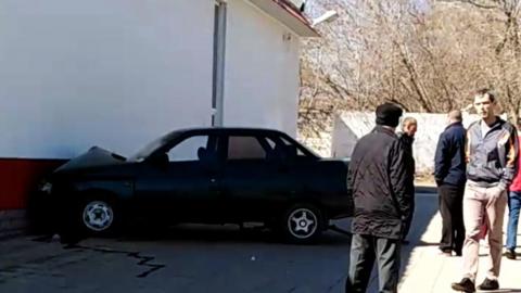 В Оренбурге на улице магистральной отечественное авто въехало в стену магазина