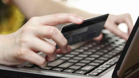 Гайчанка продавала стикеры в соцсети и лишилась 20 000 рублей