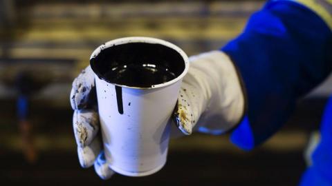 В Курманаевском районе мастер и водитель коммерческой организации украли 8 тонн нефти