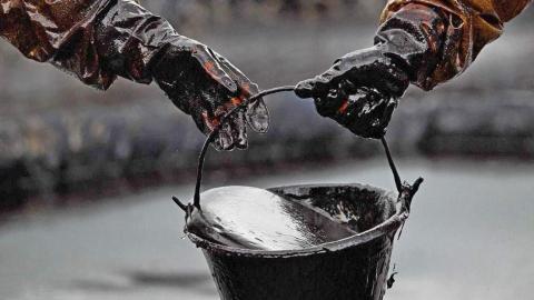 В Курманаевском районе двое сотрудников предприятия похитили 8 тонн нефти