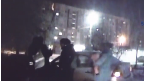 В Новотроицке потасовка пьяного водителя с инспекторами ДПС попала на видео