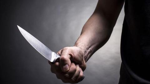 В Орске мужчина нанёс несколько ударов ножом жене на глазах у детей
