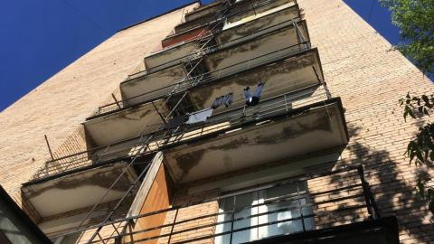 В Оренбурге с балкона 3-го этажа выпал нетрезвый мужчина