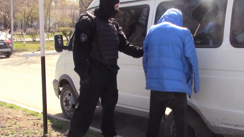 В Оренбурге полицейские задержали пассажира такси с гранатой