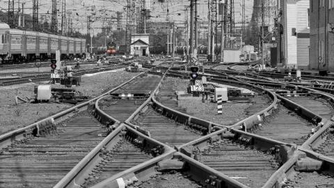Ночью в Оренбурге пассажирский поезд сбил человека