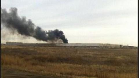 В Орске горит завод транспортных прицепов
