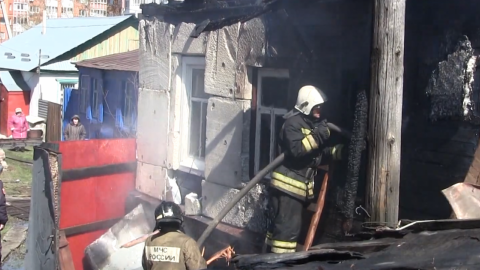 В Оренбурге пожаром уничтожено 2 дома на ул. Парижской Коммуны