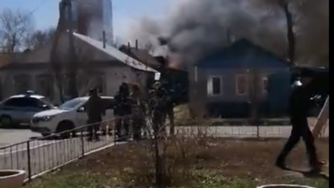 В Оренбурге на улице Комсомольской загорелись несколько частных домов
