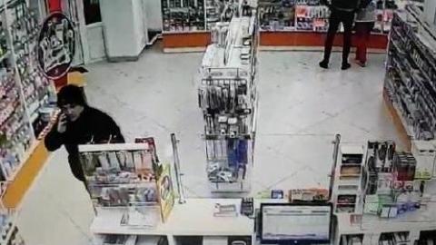 Полицейские разыскивают мужчину, подозреваемого в ограблении аптеки в Оренбурге