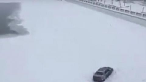 Под мостом через Урал в лед провалился внедорожник