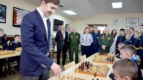 Сергей Карякин провел сеанс одновременной игры на Всеармейском чемпионате в Оренбурге