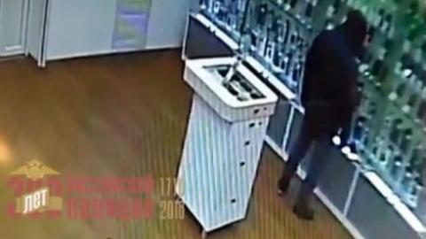 Попавший на видео грабитель в салоне связи сдался полиции