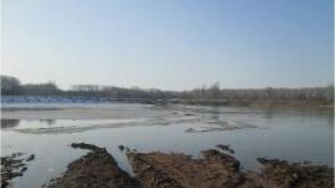 Паводковые воды Урала затопили мост в Нижнеозёрном