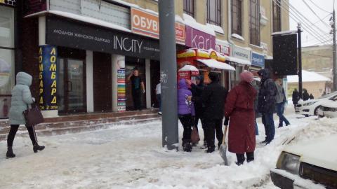В центре Оренбурга на девушку с крыши торгового центра упала ледяная глыба