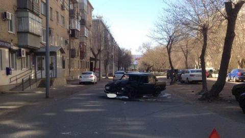 В Оренбурге на ул. Орлова ВАЗ после столкновения с иномаркой отлетел в дерево