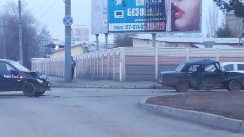 На Терешковой столкнулись автомобиль такси и ВАЗ 