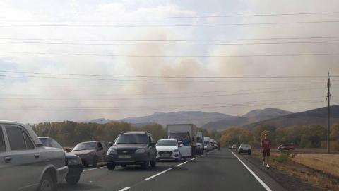 Из-за пожара ввели ограничение на трассе Каменноозерное - Медногорск 