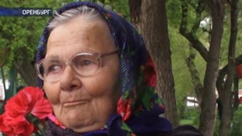 Посмотреть В парке «Салют, Победа!» оренбуржцы возложили цветы к Вечному огню