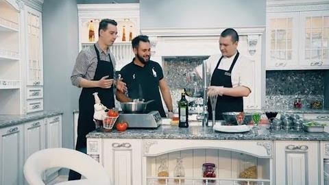 Посмотреть «Под колпаком»: Салат «Нисуаз» с тунцом
