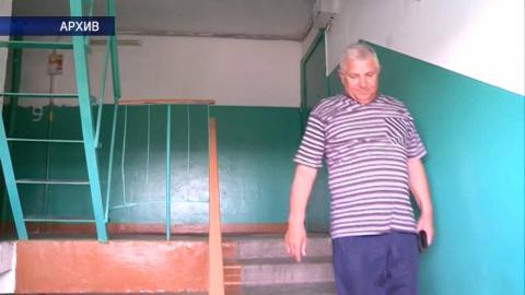 Посмотреть Госпитализировали жителя Оренбурга, который едва не погиб в сорвавшимся лифте