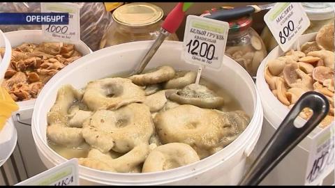 Посмотреть «Меновой двор - 2016»: В Оренбург привезли столько продуктов, что хватило бы накормить целый поселок